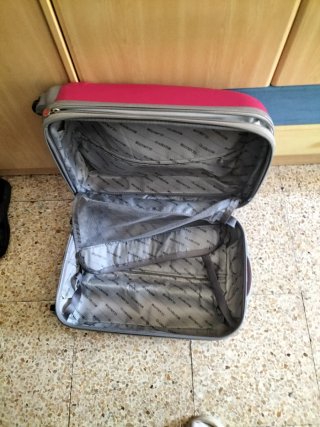 Maleta de viaje rosa con ruedas