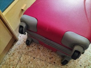 Maleta de viaje rosa con ruedas