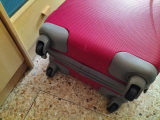 Maleta de viaje rosa con ruedas
