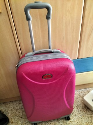Maleta de viaje rosa con ruedas