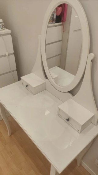 Tocador blanco con espejo ovalado