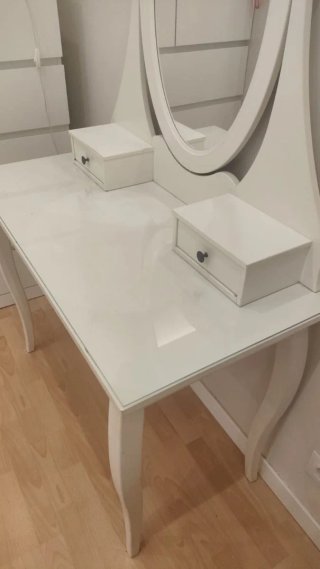 Tocador blanco con espejo ovalado