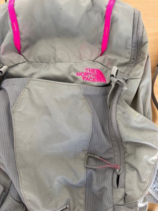 Mochila The North Face Gris y Rosa