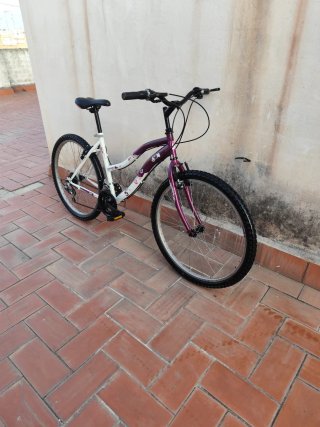 Bicicleta de montaña morada y blanca