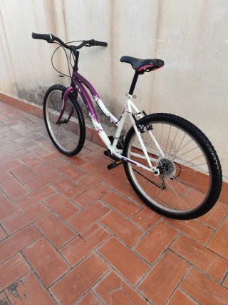 Bicicleta de montaña morada y blanca
