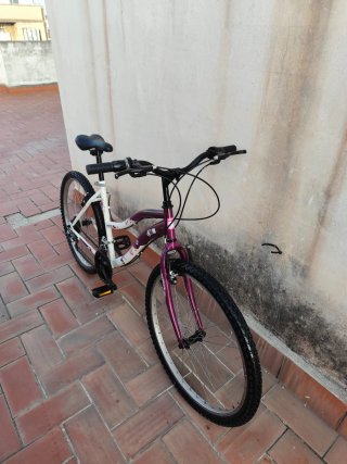 Bicicleta de montaña morada y blanca
