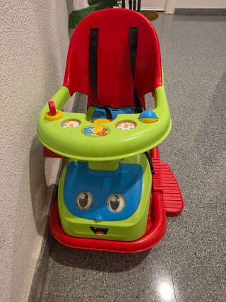 Coche correpasillos con múltiples funciones
