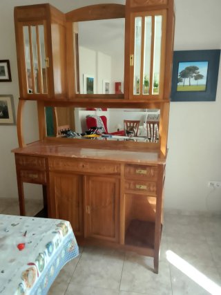 Alacena antigua de madera con detalles