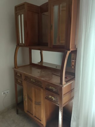 Alacena antigua de madera con detalles