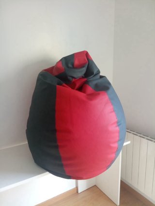 Puf de piel sintética rojo y negro