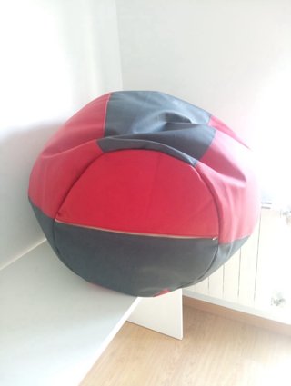 Puf de piel sintética rojo y negro