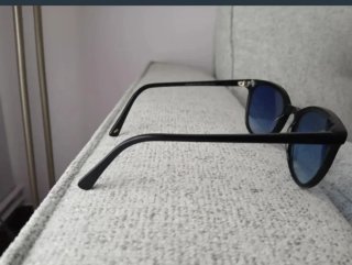 Gafas de sol negras y azules