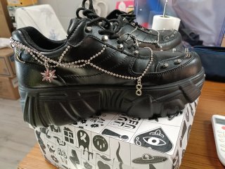 Zapatillas con tachuelas Talla 42.