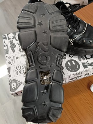 Zapatillas con tachuelas Talla 42.