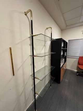 Estantería de cristal y metal dorada