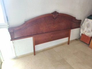 Cabecero de cama de madera tallada