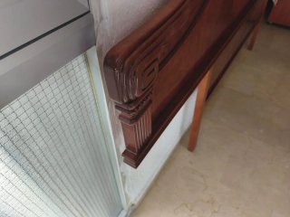Cabecero de cama de madera tallada
