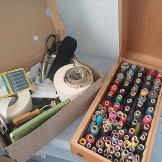 Máquinas de coser con sus accesorios   Lote o suel