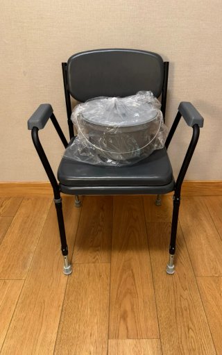 Silla wc acolchada con orinal y tapa, como nueva
