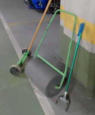 Herramientas de jardinería: rodillo, escarificador