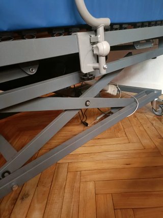 Cama geriátrica articulada con carro elevador