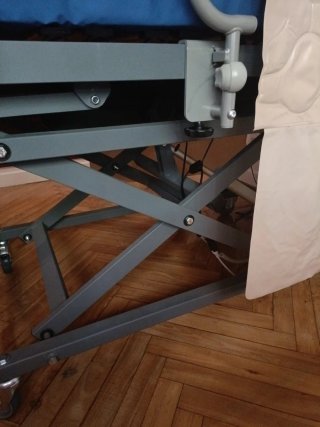 Cama geriátrica articulada con carro elevador