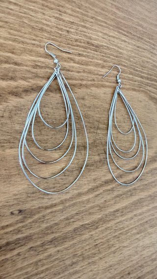 Pendientes largos plateados lágrima