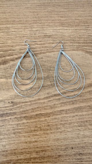 Pendientes largos plateados lágrima
