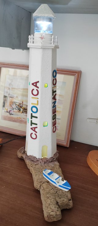 Faro decorativo in legno con luci