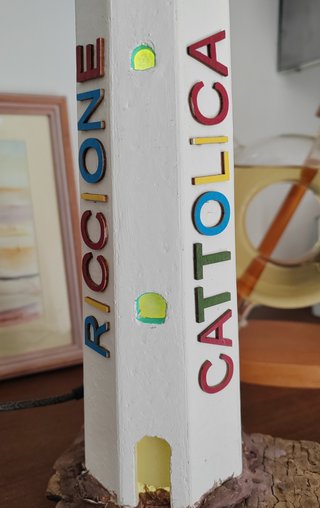 Faro decorativo in legno con luci