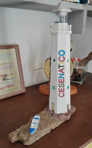 Faro decorativo in legno con luci