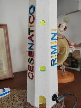 Faro decorativo in legno con luci