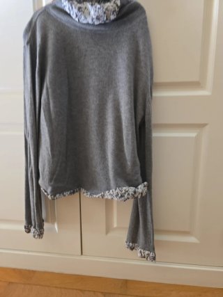 Jersey gris con cuello alto estampado.Lana y Cach