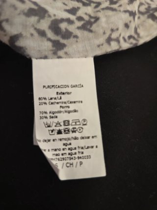 Jersey gris con cuello alto estampado.Lana y Cach