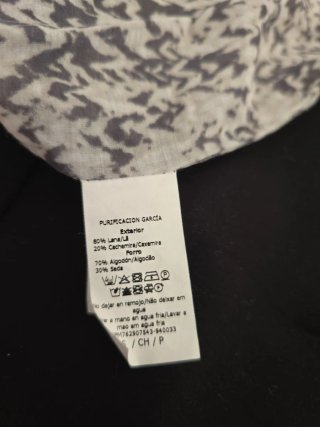 Jersey gris con cuello alto estampado.Lana y Cach