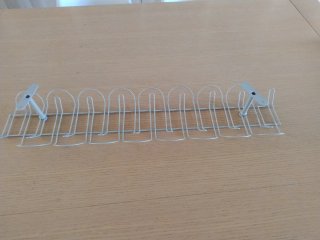 Organizador de cables bajo mesa