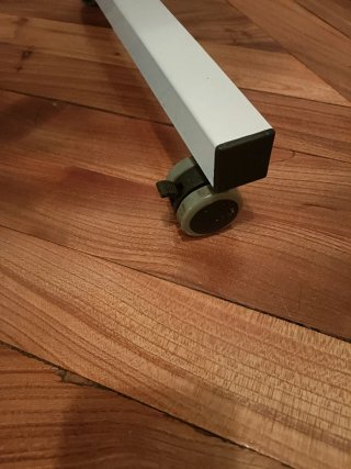 Mesa portátil con ruedas regulable en altura