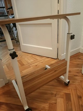 Mesa portátil con ruedas regulable en altura