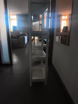 Estantería de plástico blanca