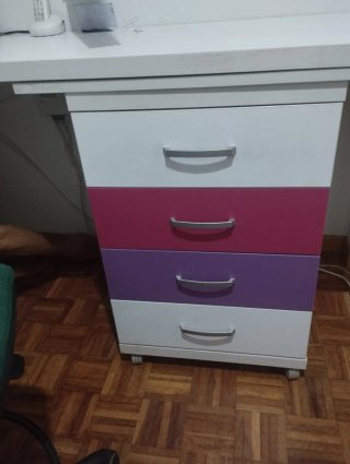 Armario y cajonera a juego  de madera maciza.