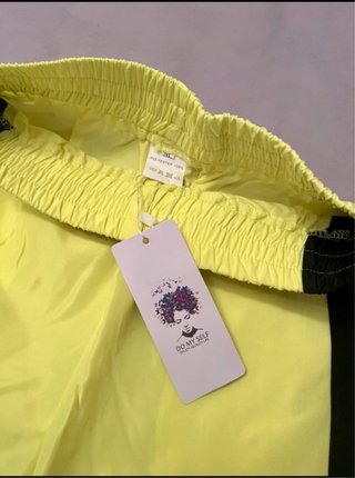 Pantalón deportivo amarillo flúor