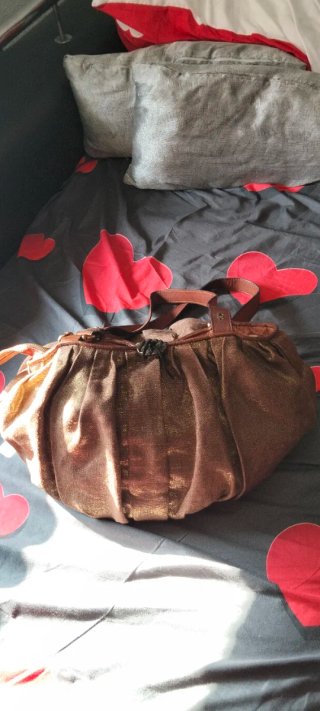Bolso grande cuero y tela marrón dorado ,bandolera