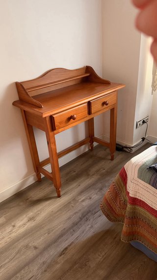Cómoda de madera con cajones
