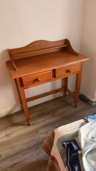 Cómoda de madera con cajones