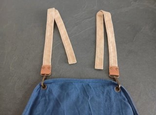 Grembiule da cucina blu con dettagli in pell