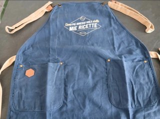 Grembiule da cucina blu con dettagli in pell