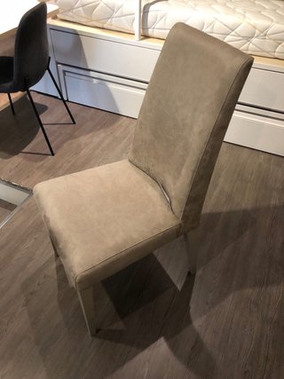 Silla tapizada beige