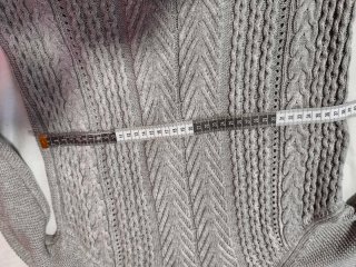 Jersey de punto gris trenzado
