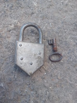 Candado antiguo de forja