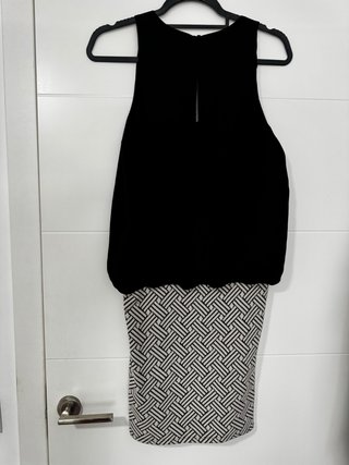 Vestido negro con falda estampada ajustada Talla S